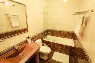 Отель Viva Hotel Харьков Улучшенный двухместный номер с 1 двуспальной кроватью и диваном-3